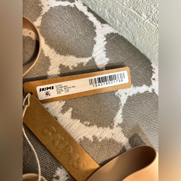 SKIMS NWT naked v plunge. Amazing intimates that feel like skin. Great gift NWT - Picture 2 of 5